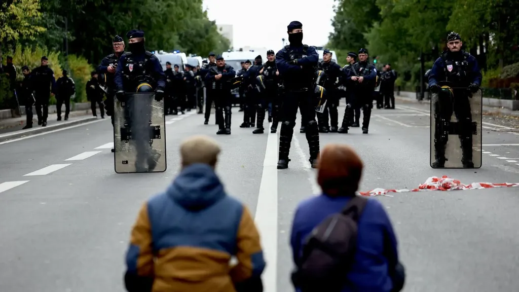 В Лионе полиция разогнала протестующих слезоточивым газом