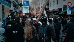 Во Франции ввели комендантский час в отдельных районах