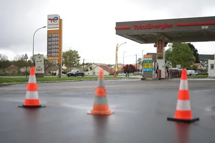 Макрон договорился о поставках дизеля из ОАЭ и Бахрейна