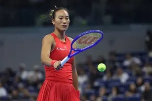Чжэн снялась с турнира WTA 250 в Гонконге из-за травмы плеча